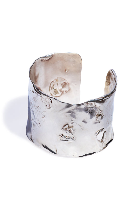 WIDE SILVER BRACELET WITH AN IRREGULAR FINISH AND ORGANIC STYLE